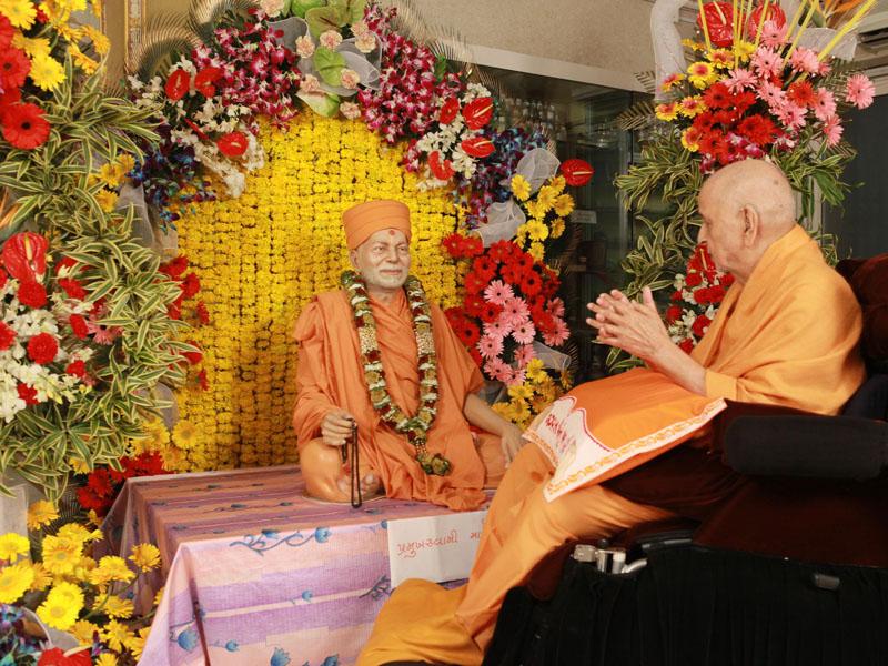 Swamishri engaged in darshan of utsav murti of Brahmaswarup Yogiji Maharaj