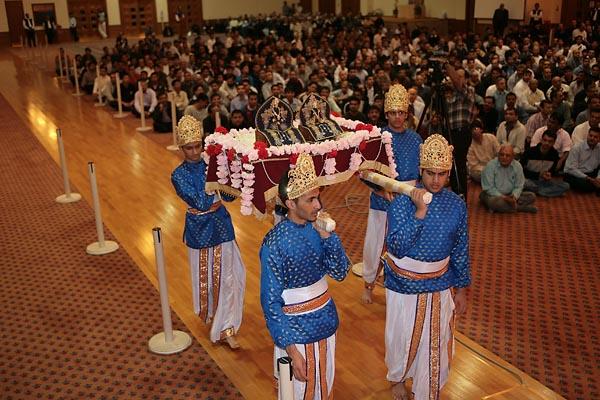 Devotees offer prayers and celebrate the birth of Bhagwan Swaminarayan and Lord Ram in the evening assembly