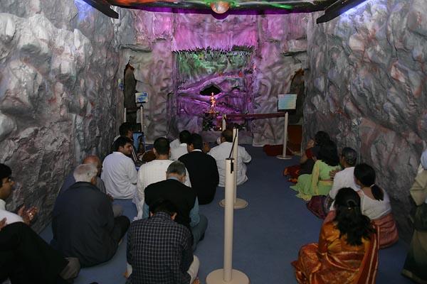 Devotees participated in akhand dhun in front of Nilkanth Varni