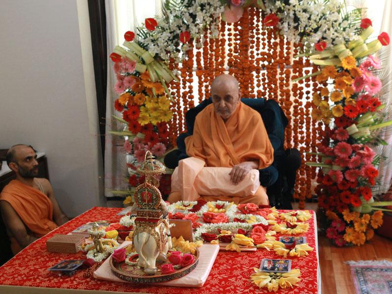  Swamishri performs his morning puja