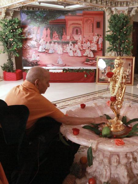 Swamishri reverentially touches the holy charnarvind of Shri Nilkanth Varni