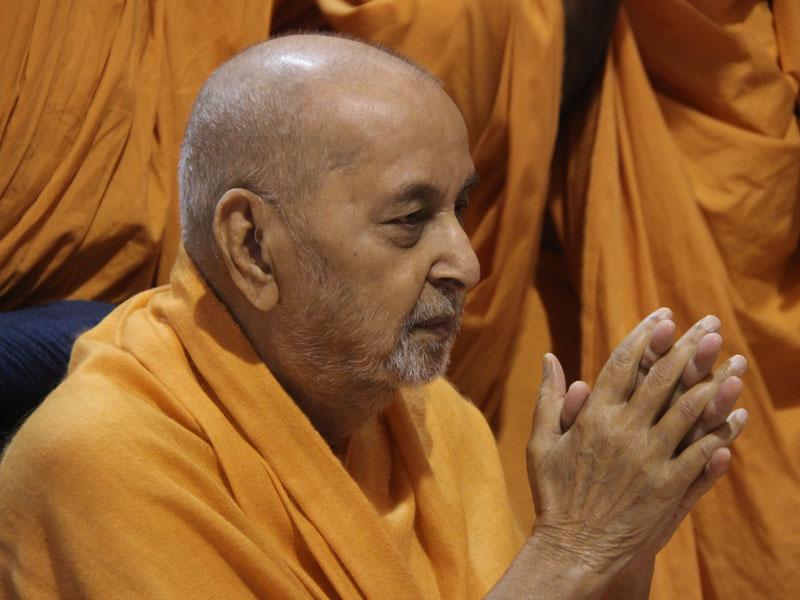  Swamishri bids Jai Swaminarayan to sadhus and devotees