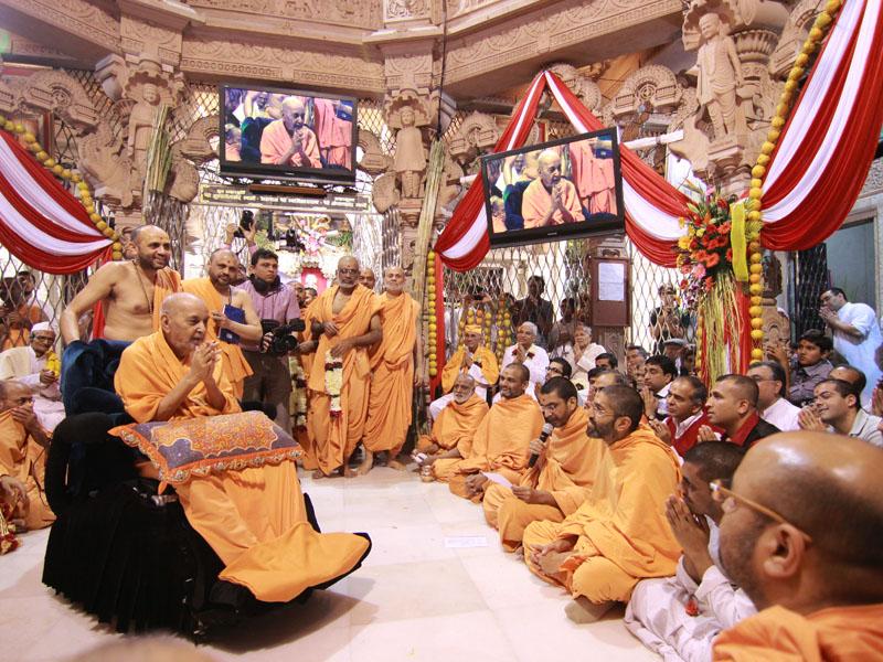  Swamishri bids Jai Swaminarayan to sadhus and devotees