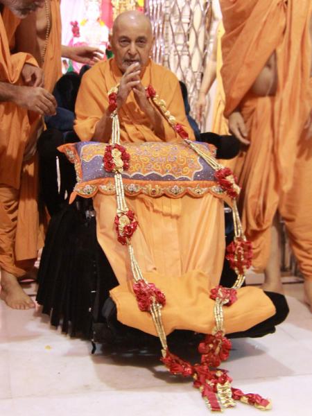  Sadhus honor Swamishri with a garland