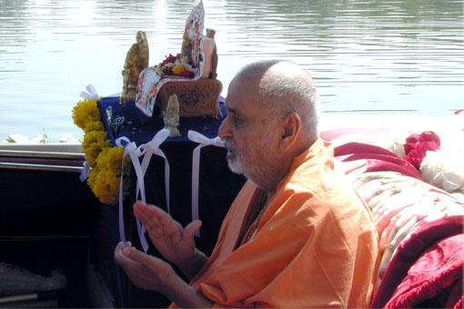 Shri Harikrishna Maharaj, Lord Ganeshji, Swamishri and sadhus taking the traditional boat ride.