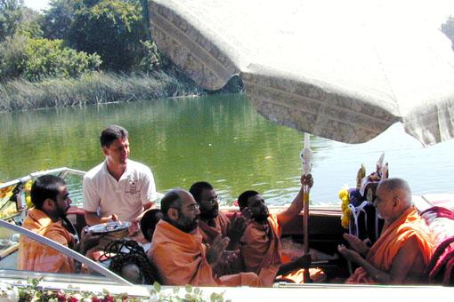 Kirtans and Vedic mantras were sung before Lord Ganeshji submerged in the water 
