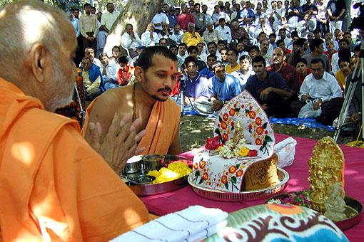 Swamishri offered the traditional rituals of puja-arti to Shri Harikrishna Maharaj and Lord Ganeshji 