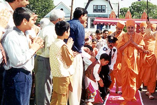 Swamishri's arrival at the temple in New York