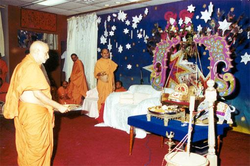 Swamishri performing birth-arti during Janmashtami 