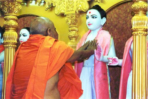 Swamishri performing the Murti pratistha rituals for Shri Akshar Purushottam Maharaj