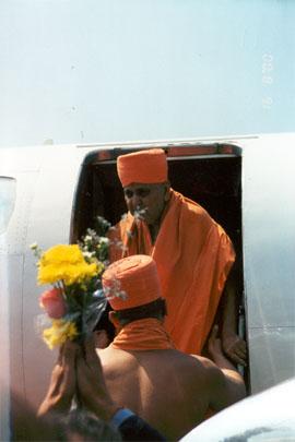 Swamishri's arrival at BWI airport Maryland