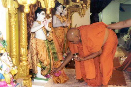 Swamishri performing Murti Pratistha