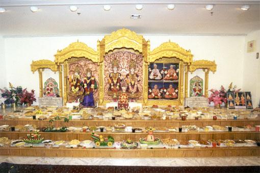 Annakut offered to AksharPurushottam Maharaj, Radha Krishna Dev, Guruparampara, Ganpatiji and Hanumanji