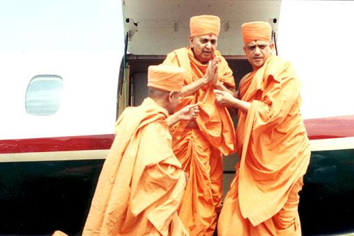 Swamishri embarking from the plane at Charlotte