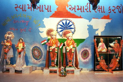 Thakorji adorned in the national colors for Indian Independence Day, August 15, 2000