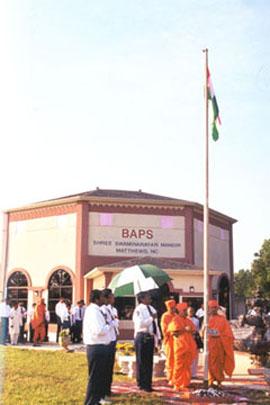 Swamishri performs the flag hoisting ceremony on August 15, in the mandir foreground