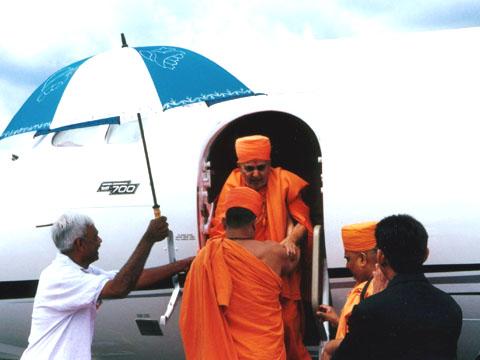 Swamishri descending from the plane at New Bedford Airport, MA on 24 July 2000.