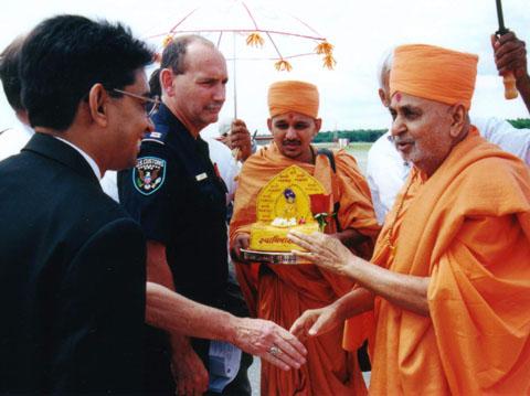 Harikrishna Maharaj and Swamishri being received and welcomed by US officials.