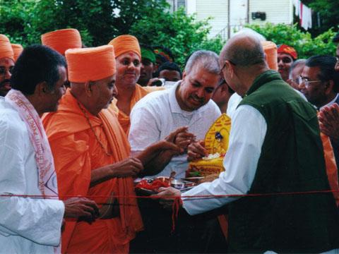 Swamishri performing a traditional vedic ceremony before entering the Mandir 	
