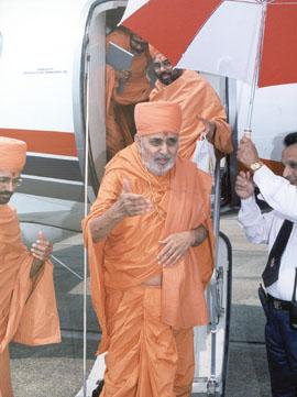 Swamishri descending from the plane at Hawkins Field airport,MS on 7 August 2000 	
