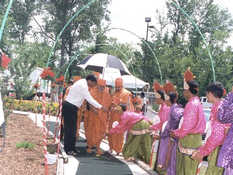 Balaks offering flowers to Swamishri