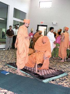 Swamishri prostrating before the murtis 