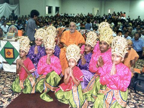 Swamishri with Balaks