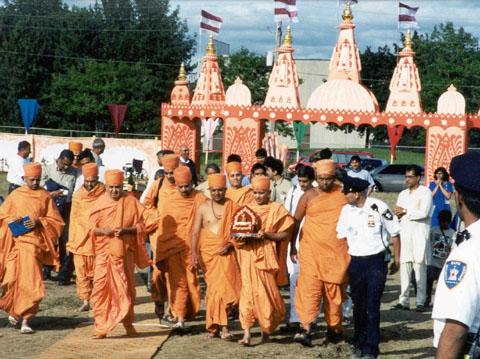 Swamishri begins his tour of Swaminarayan Nagar