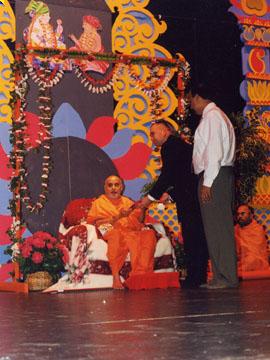 Mark Gibbon (Mayor Pro Temp) greeted Swamishri on behalf of the citizens of Augusta