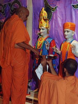 Pramukh Swami Maharaj performs the murti pratishtha of Akshar Purushottam Maharaj in Augusta 