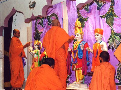 Images of Radha Krishna Dev, the Swaminarayan Guru Parampara, Shri Ganeshji and Shri Hanumanji were also installed