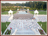 The Swaminarayan Sampraday: 1781 Balaks perform samuh puja on the mandir steps