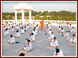 The Swaminarayan Sampraday: 1781 Balaks perform samuh puja on the mandir steps