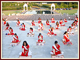 The Swaminarayan Sampraday: 1781 Balikas perform samuh puja