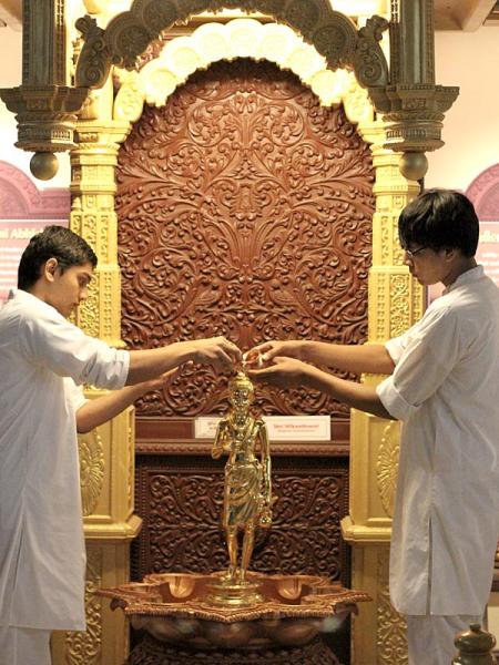 The Swaminarayan Sampraday: 1781 The Kishores and Kishoris participated in a ritual of Neelkanth Varni Abhishek