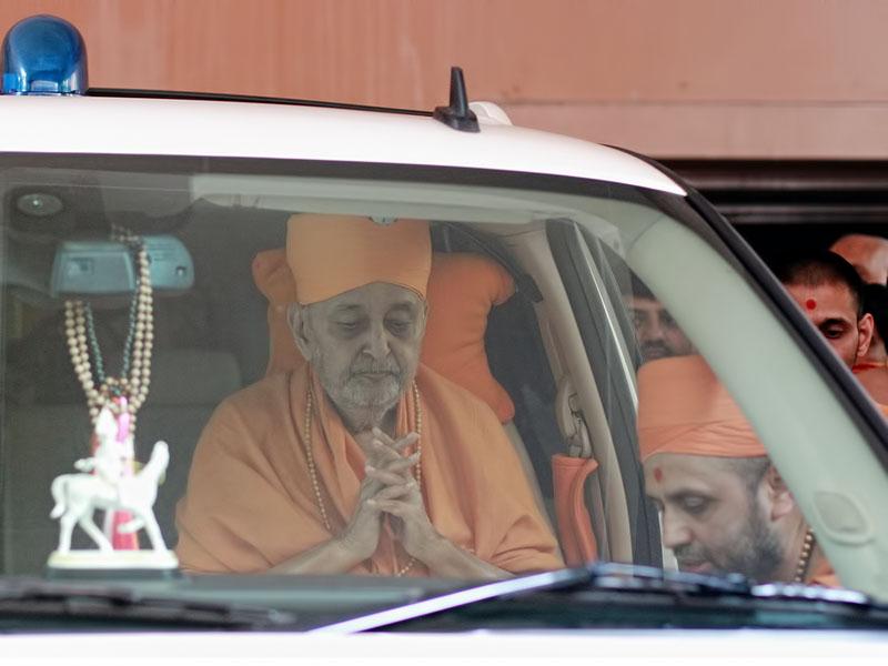 Swamishri departs from Mumbai