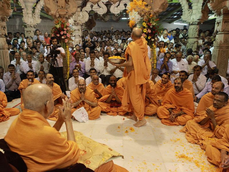 Pujya Viveksagar Swami showers sanctified flower petals on devotees