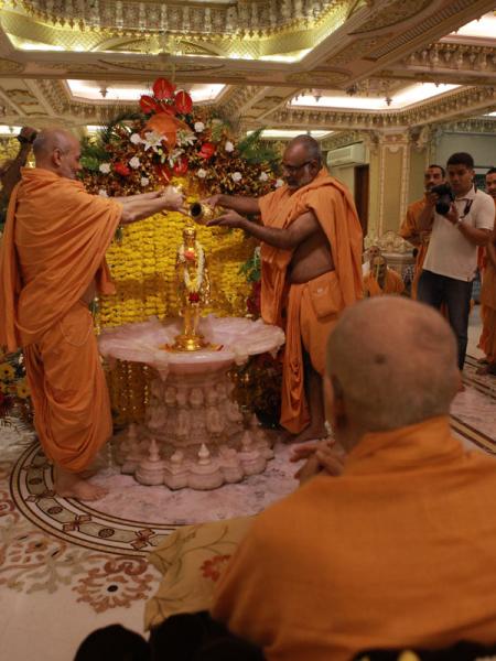 Swamishri engaged in darshan of Shri Nilkanth Varni abhishek