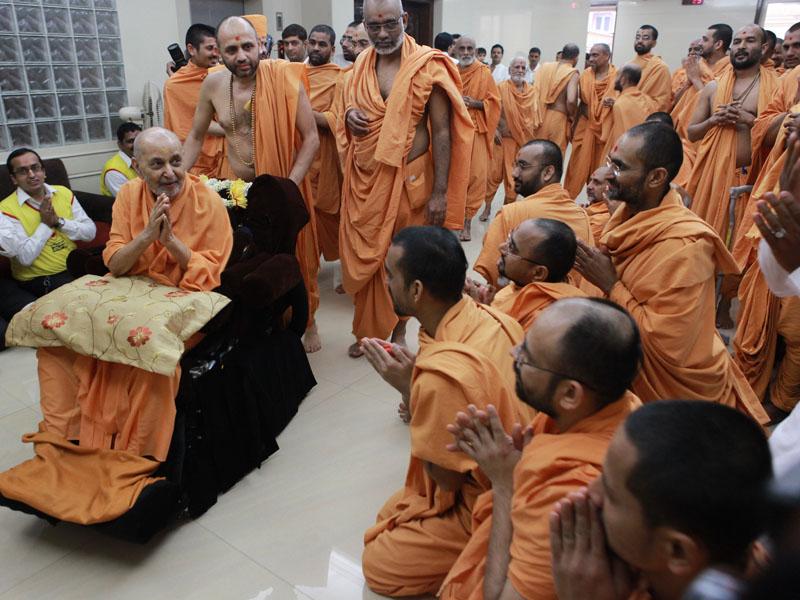 Swamishri bids Jai Swaminarayan to sadhus