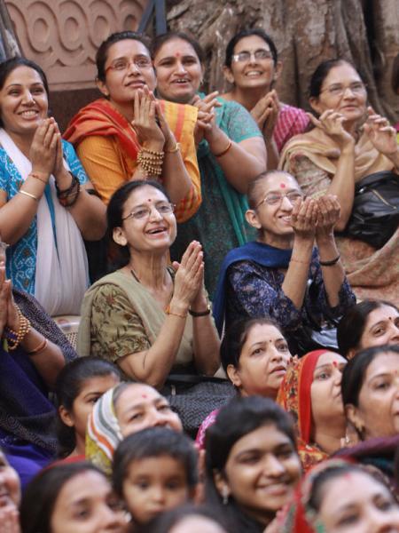 Women devotees engaged in darshan of Swamishri