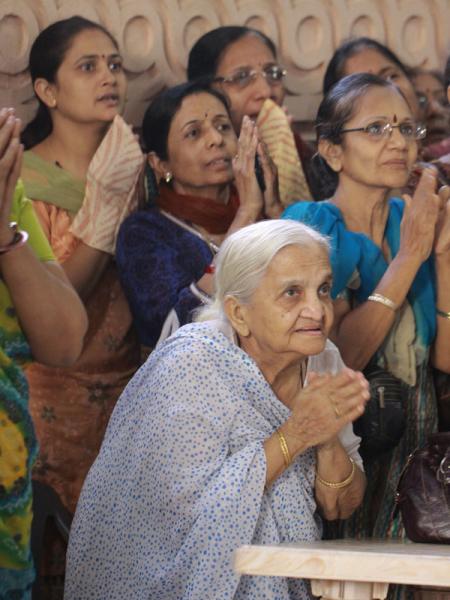 Women devotees engaged in darshan of Swamishri