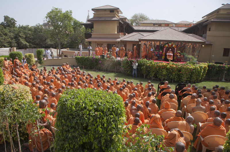 Sadhus gathered for the rangotsav in Swamishri's presence