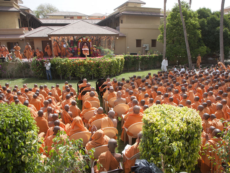  Sadhus gathered for the rangotsav in Swamishri's presence