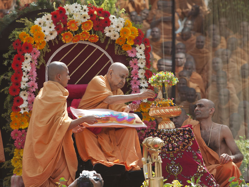  Swamishri performs pujan of Shri Harikrishna Maharaj