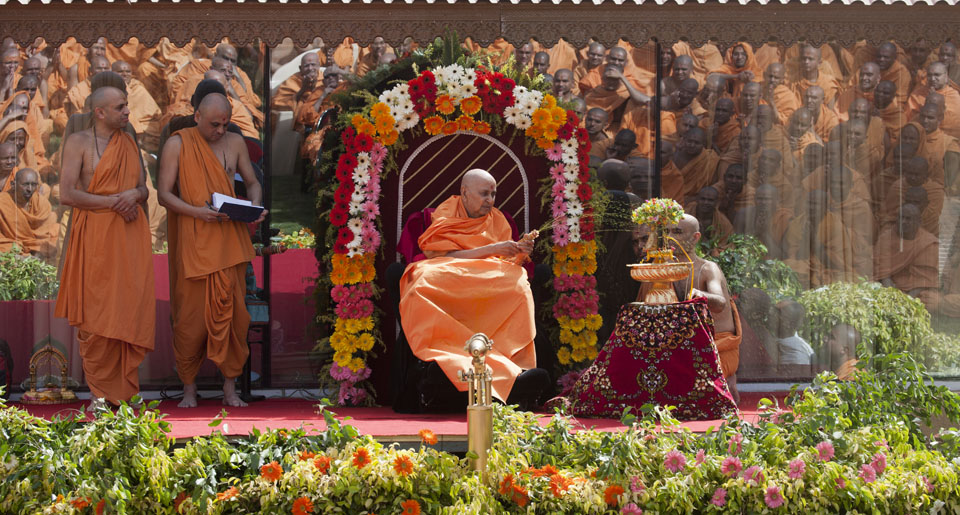  Swamishri sprays colored water on Shri Harikrishna Maharaj