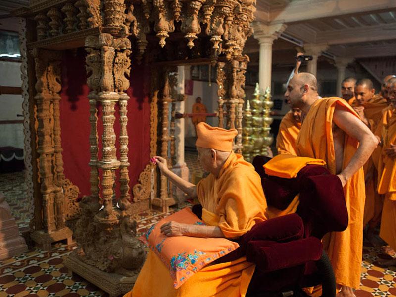 Swamishri performs pujan of a new sinhasan for BAPS Shri Swaminarayan Mandir, LA, USA