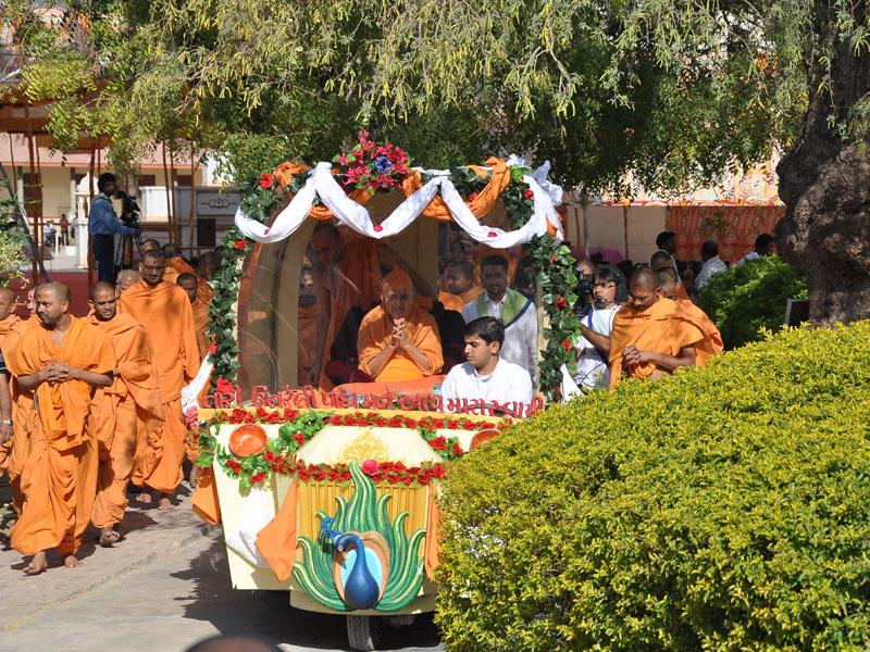 Swamishri on the way for darshan