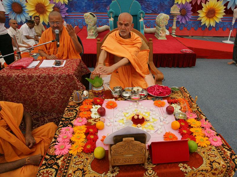  Pujya Mahant Swami performs mahapuja 