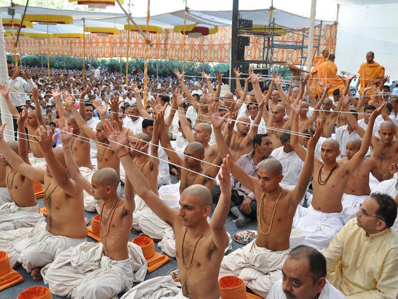  Parshads and sadhaks participate in diksha rituals