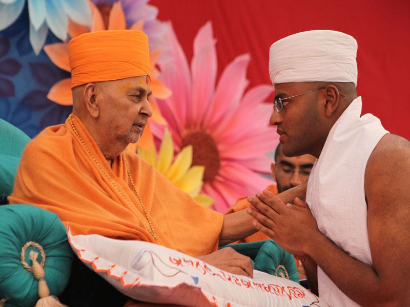  Swamishri gives diksha mantra to parshads